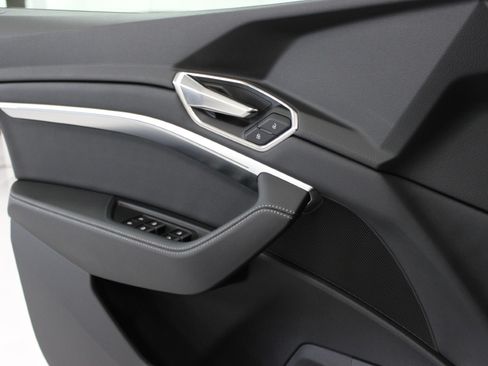 Used 2024 Audi Q8 e-tron Premium image 29