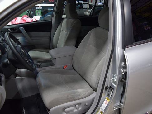 Used 2013 Toyota Highlander SE image 17