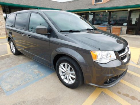 Used 2020 Dodge Grand Caravan SE image 2