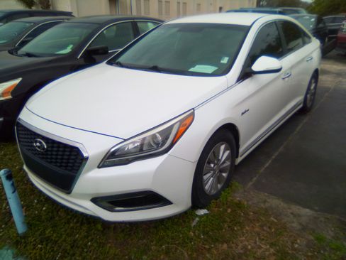 Used 2016 Hyundai Sonata SE image 1