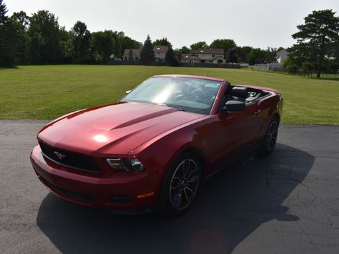 Used 2010 Ford Mustang Convertible RWD image 11