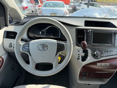 Used 2011 Toyota Sienna XLE image 18