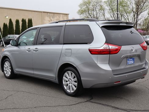 Used 2017 Toyota Sienna XLE image 6