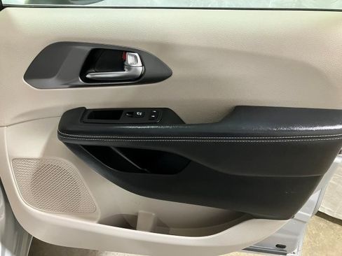 Used 2023 Chrysler Pacifica Touring-L image 28