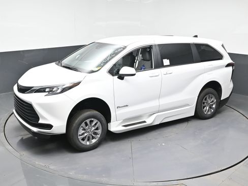 Used 2026 Toyota Sienna LE image 24