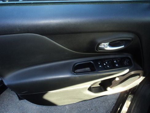 Used 2016 Jeep Renegade Limited image 7