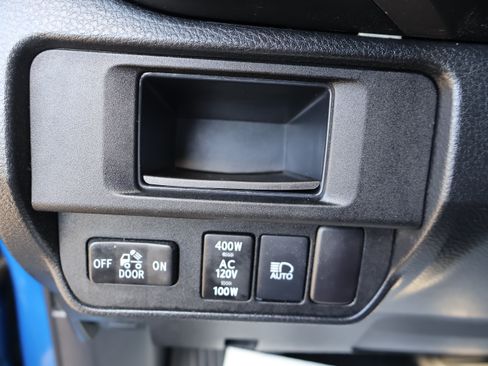 Used 2018 Toyota Tacoma TRD Sport image 23