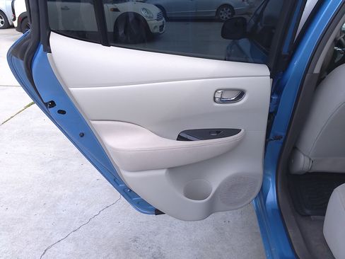 Used 2011 Nissan Leaf SL image 10