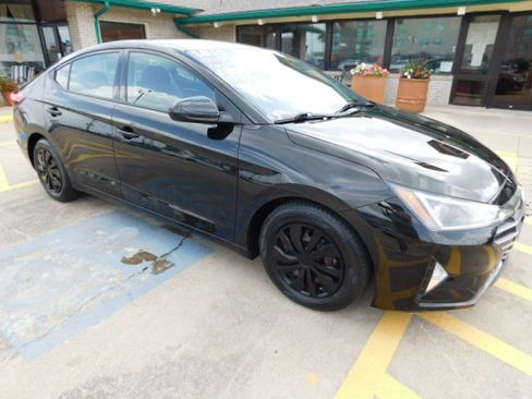 Used 2019 Hyundai Elantra SE image 2