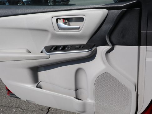 Used 2016 Toyota Camry SE image 18