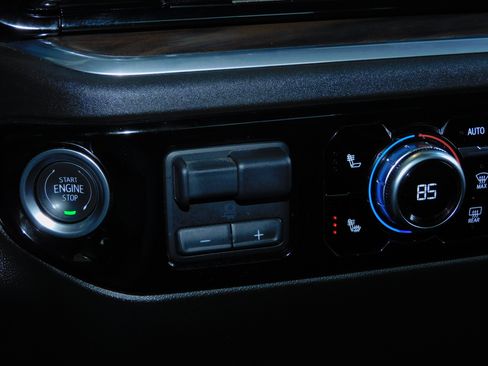 Certified 2025 GMC Sierra 1500 SLT image 6