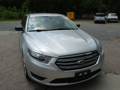 Used 2018 Ford Taurus SE FWD image 12