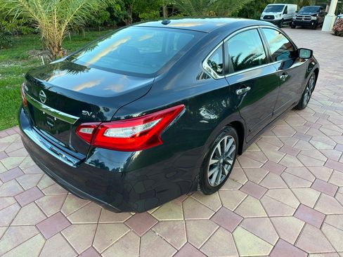 Used 2017 Nissan Altima SV FWD image 4