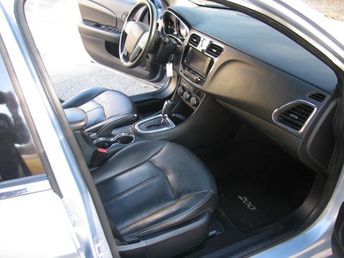 Used 2013 Chrysler 200 Limited Platinum image 9