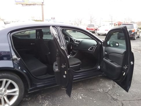 Used 2012 Dodge Avenger SE image 16