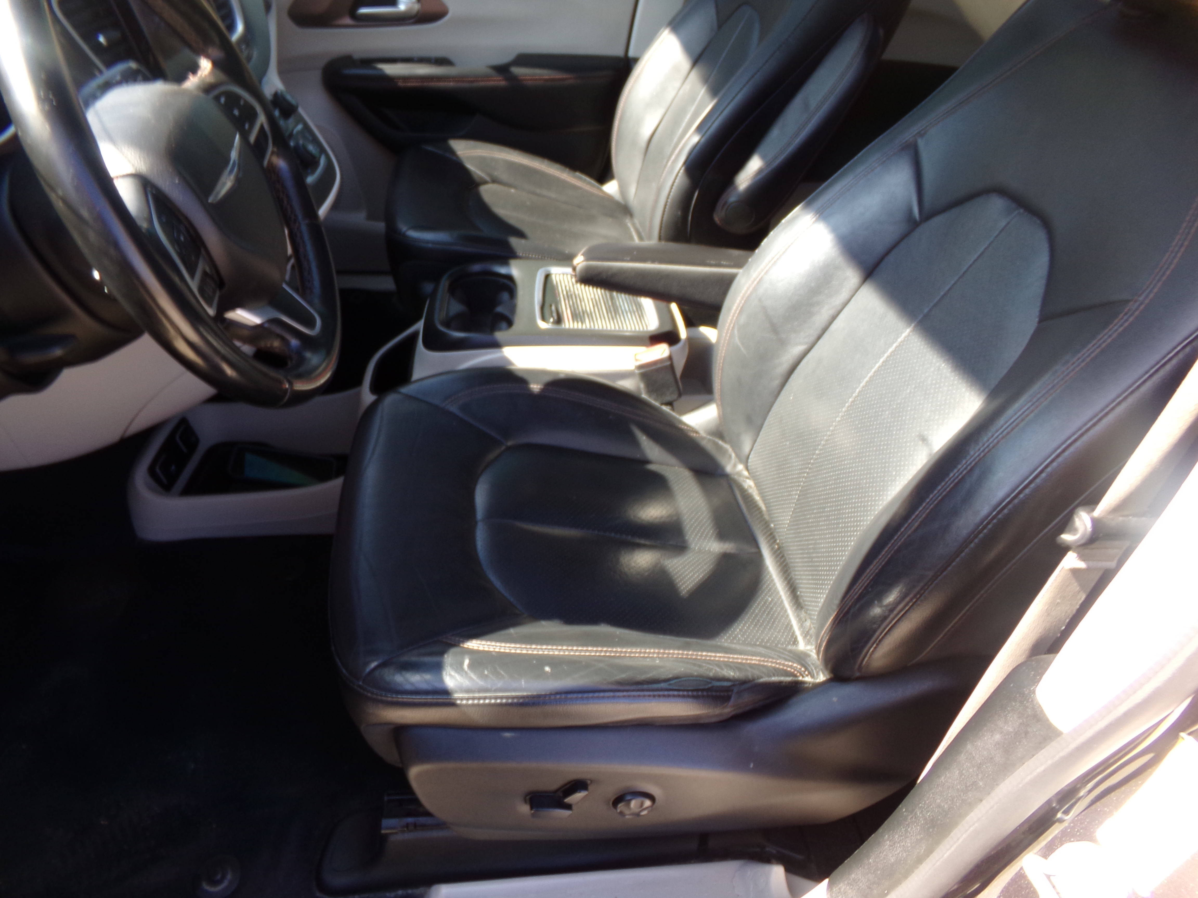 Used 2018 Chrysler Pacifica Touring-L Plus FWD image 11