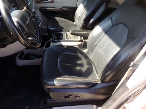 Used 2018 Chrysler Pacifica Touring-L Plus image 11