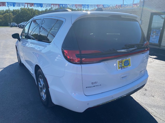 Used 2023 Chrysler Pacifica Limited FWD image 16