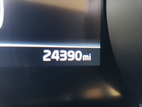 Used 2023 Kia Carnival LX image 28