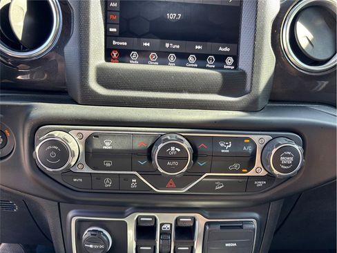 Used 2021 Jeep Wrangler Unlimited Sahara w/ Altitude image 27