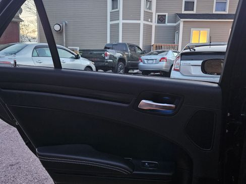 Used 2014 Chrysler 300 S image 41