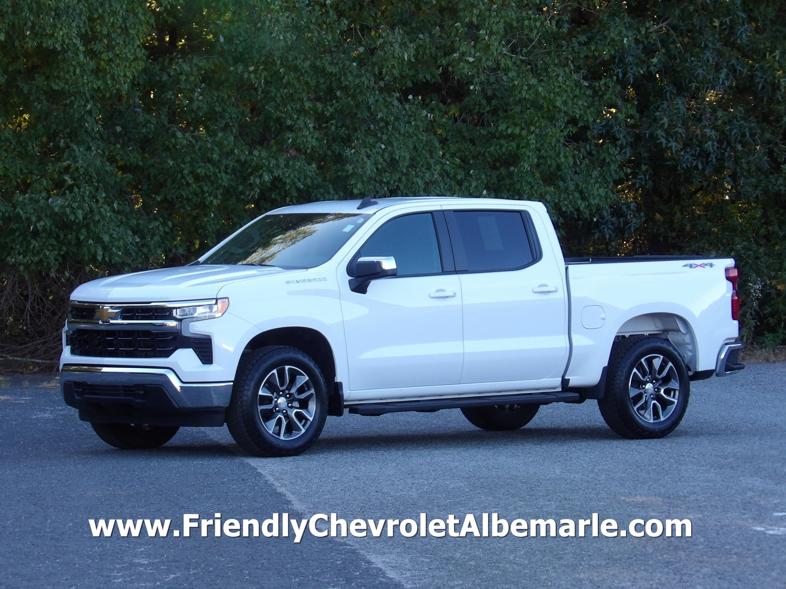 Used 2024 Chevrolet Silverado 1500 4x4 Crew Cab LT image 1