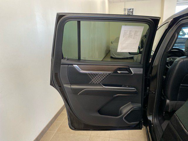 Used 2024 GMC Acadia Denali AWD/4WD image 9