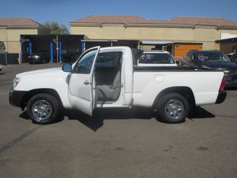 Used 2014 Toyota Tacoma w/ SR5 Package RWD image 9
