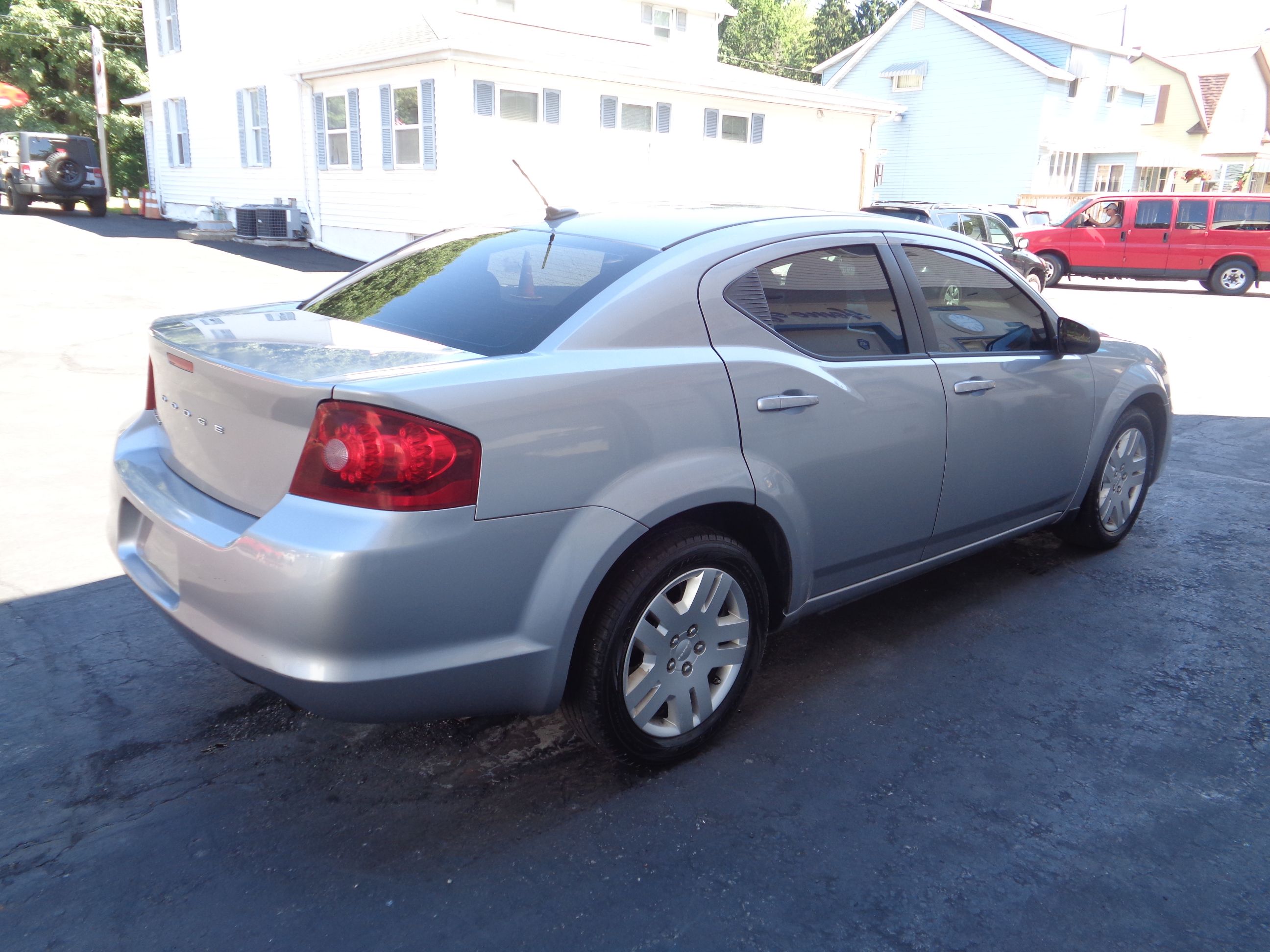 Used 2013 Dodge Avenger SE FWD image 2