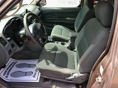 Used 2004 Nissan Frontier XE image 21