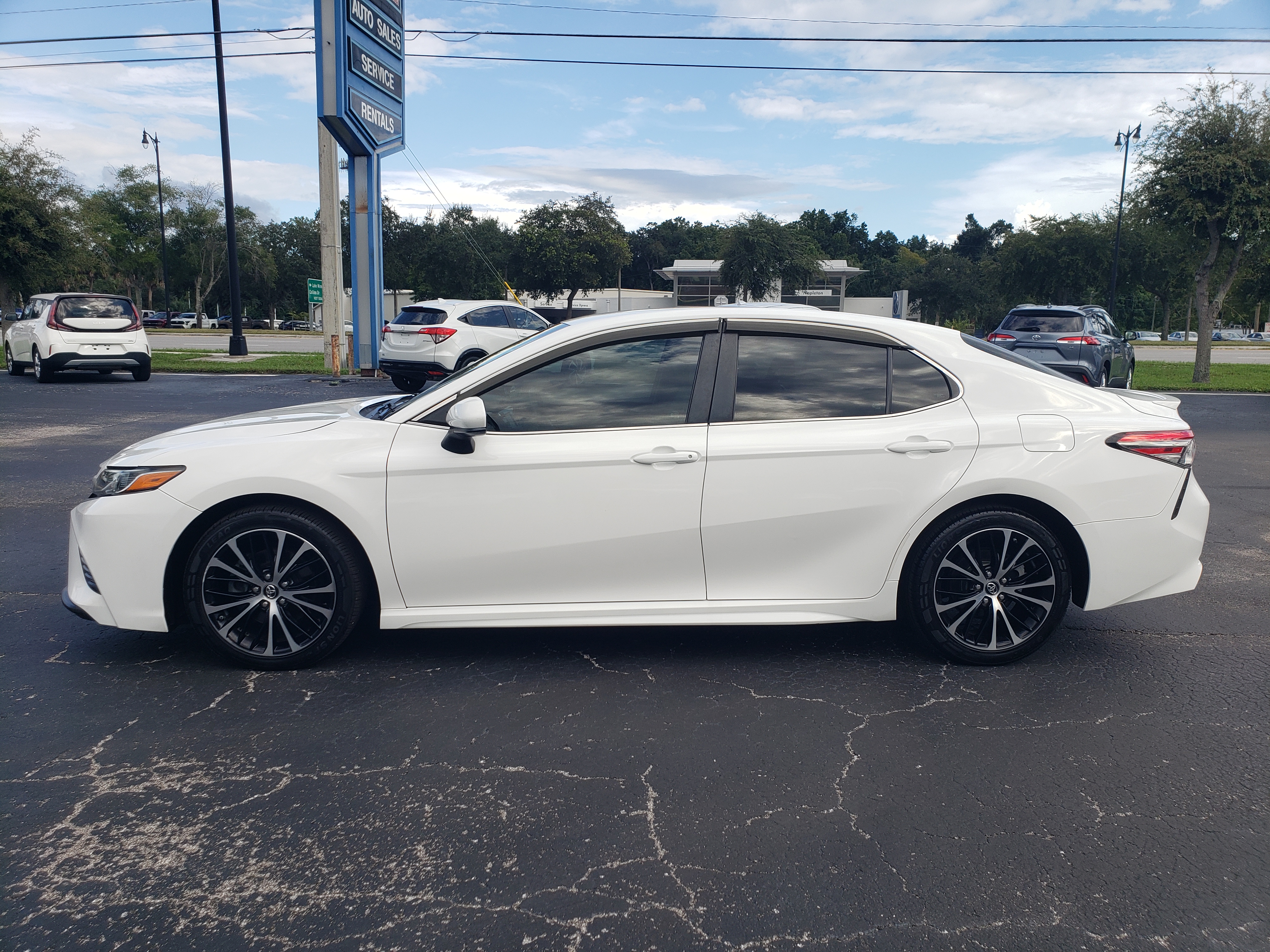 Used 2018 Toyota Camry SE Sedan FWD image 2