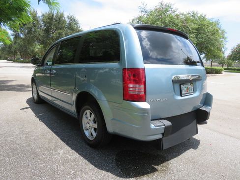 Used 2010 Chrysler Town & Country Touring FWD image 15