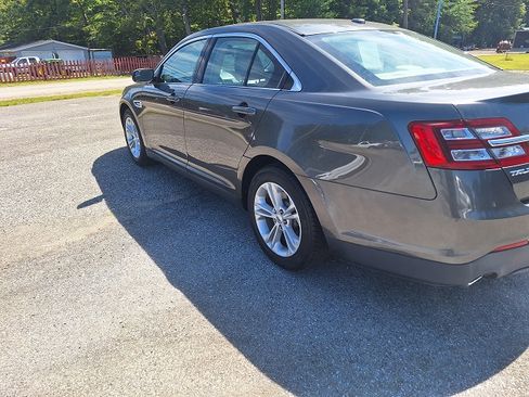 Used 2017 Ford Taurus SE image 3