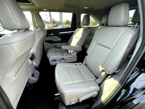 Used 2017 Toyota Highlander SE image 11