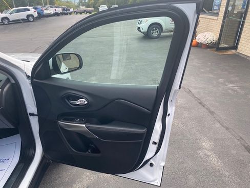Used 2019 Jeep Cherokee Limited image 11