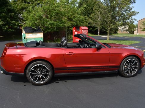 Used 2010 Ford Mustang Convertible RWD image 25