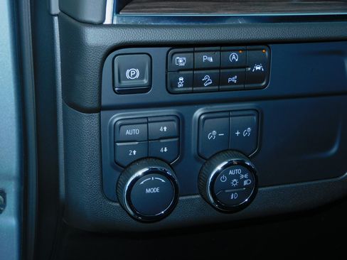 Used 2025 Chevrolet Suburban Z71 image 27