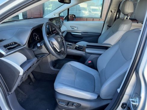Used 2022 Toyota Sienna XLE image 6