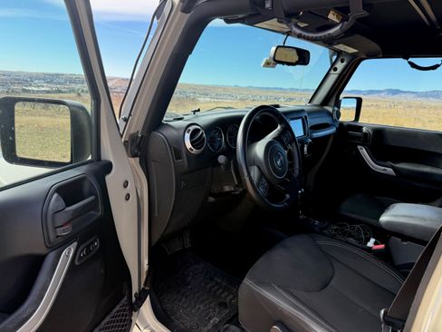 Used 2017 Jeep Wrangler Unlimited Sahara image 2