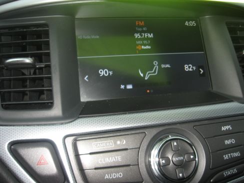 Used 2017 Nissan Pathfinder Platinum image 10