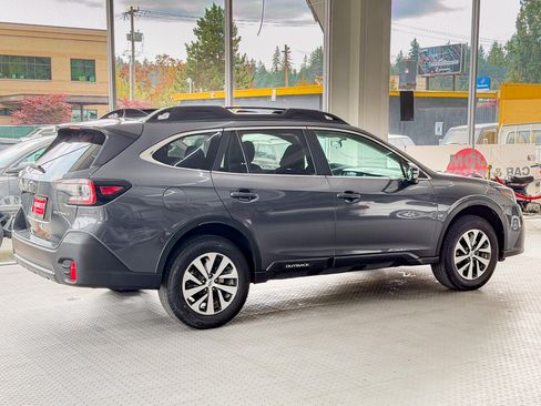 Used 2022 Subaru Outback Premium AWD/4WD image 4