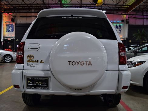 Used 2004 Toyota RAV4 image 9