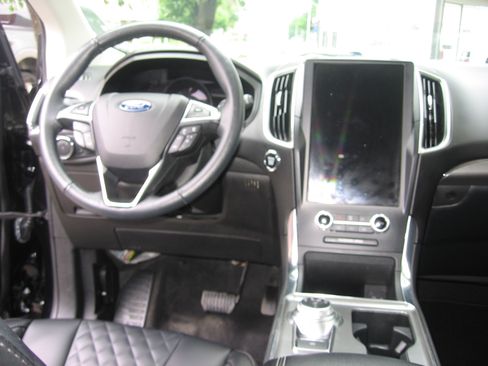 Used 2024 Ford Edge Titanium image 8
