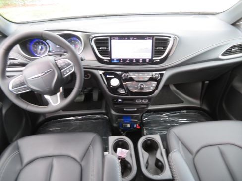 Used 2025 Chrysler Pacifica Select image 31