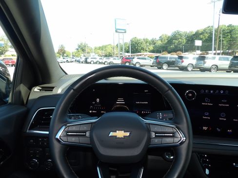 Used 2026 Chevrolet Suburban 4WD LT image 2
