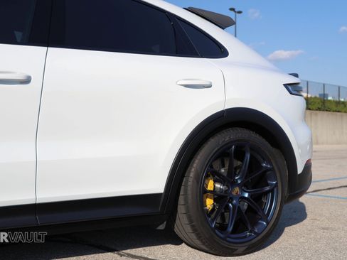 Used 2024 Porsche Cayenne Turbo GT image 4