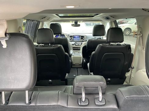 Used 2018 Chrysler Pacifica Limited image 18