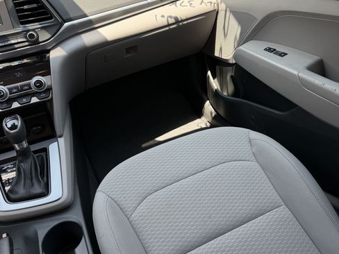 Used 2020 Hyundai Elantra SE Sedan FWD image 9