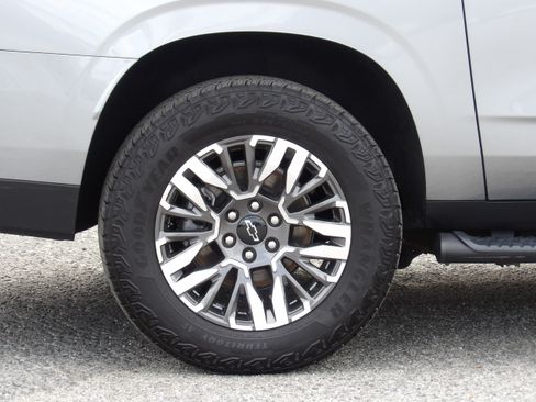 Used 2025 Chevrolet Suburban RST image 9