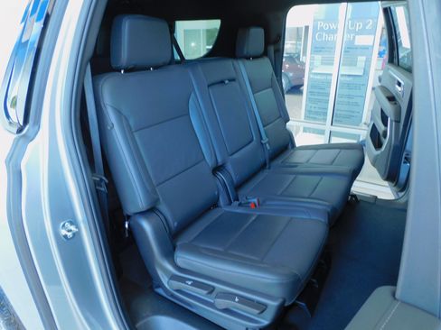 Used 2025 Chevrolet Suburban 4WD Z71 image 25
